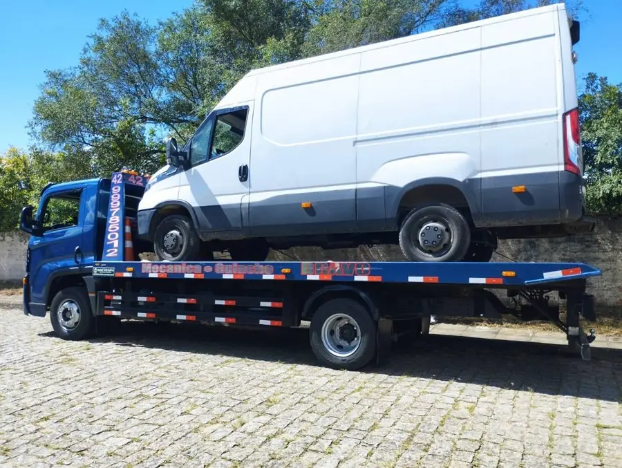 Guincho Bravo transportando furgão Iveco Daily na região da BR-277
