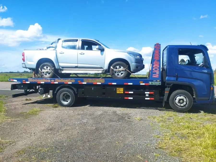 Guincho Bravo rebocando picape Chevrolet S10 na BR-277, São Luís do Purunã